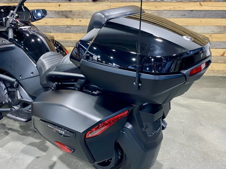 2023 BRP CAN-AM SPYDER F3 LIMITED SE-6 (SEMI-AUTOMATIQUE) SEULEMENT 18 KM + CONDITION A1 