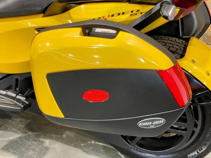 2013 BRP CAN-AM SPYDER ST-S / SE-5 (SEMI-AUTOMATIQUE) / 49232 KM 