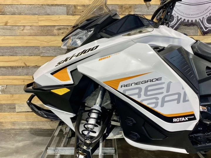 2017 BRP SKI-DOO RENEGADE ADRENALINE / BACKCOUNTRY 850 E-TEC 137'' X 1.75'' 