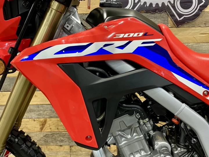 2022 HONDA CRF 300L AVEC SEULEMENT 372 KM / LEGALE SUR LA ROUTE 